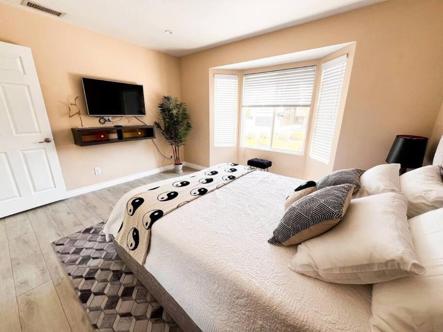 Luxury Oasis In Encino W Pool &