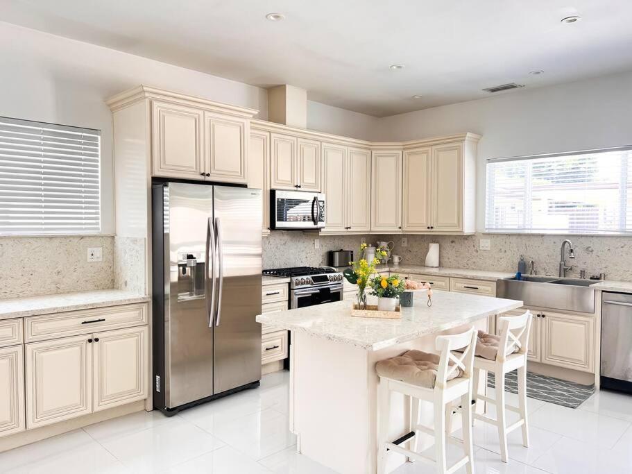 Hébergement de vacances Luxury Oasis In Encino W Pool & *
