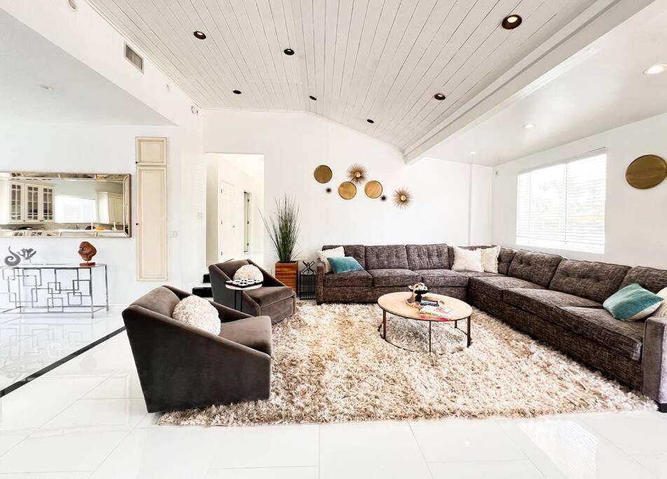 Luxury Oasis In Encino W Pool &