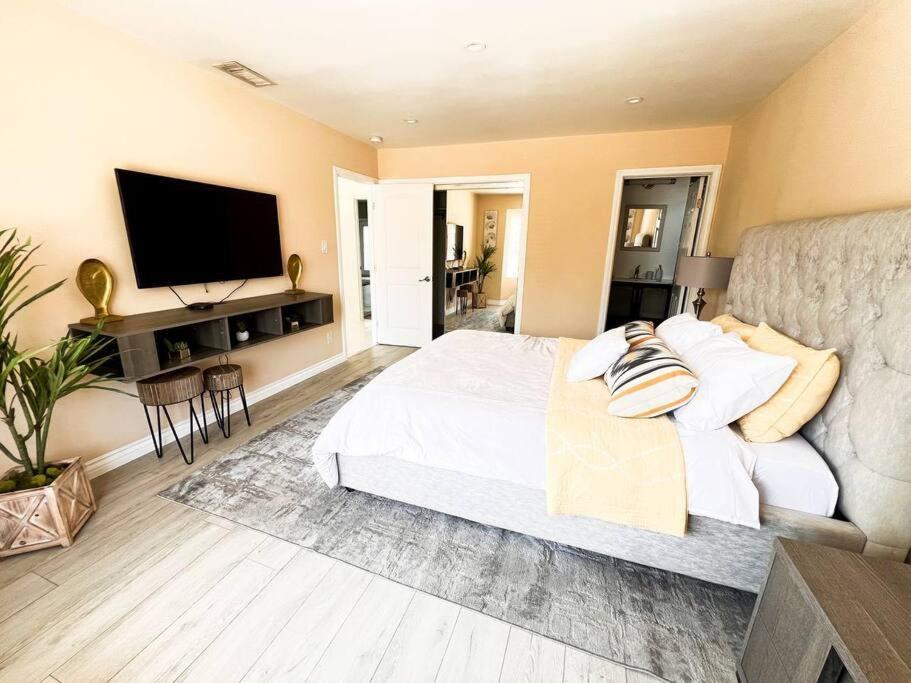 Luxury Oasis In Encino W Pool &