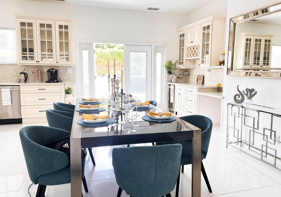 Luxury Oasis In Encino W Pool &
