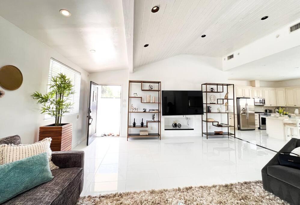 Luxury Oasis In Encino W Pool & Holiday home