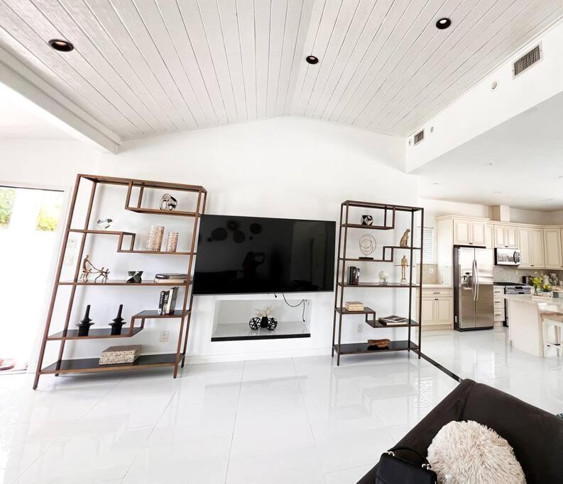 Luxury Oasis In Encino W Pool & Holiday home